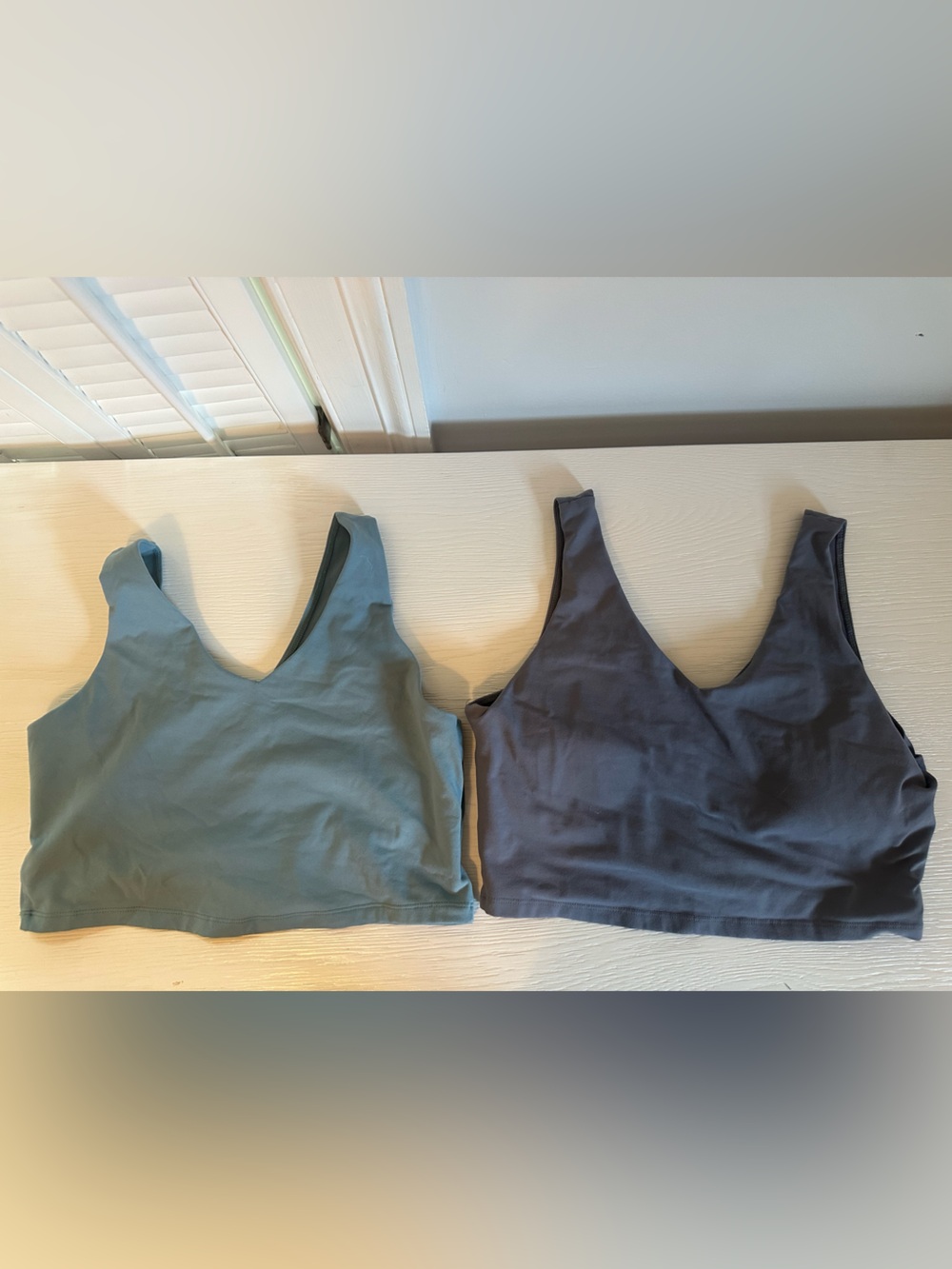 Set of 2 Seamless Crossover Back V-Neck Sports Bras L & XL blue/teal